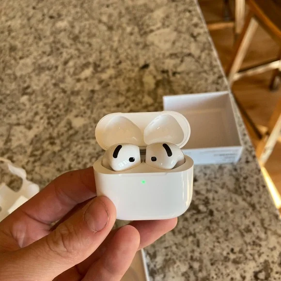 Apple AirPods 4 with Noise Cancellation - White